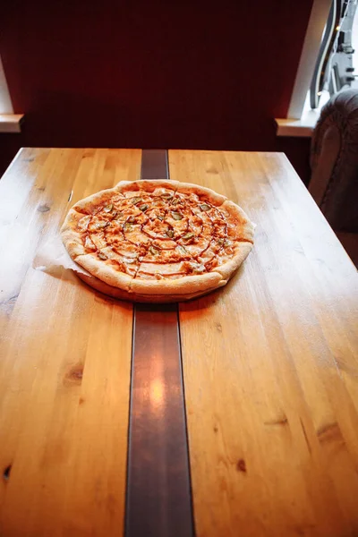 Sıcak Bir Kafede Ahşap Bir Masada Taze Pizza — Stok fotoğraf