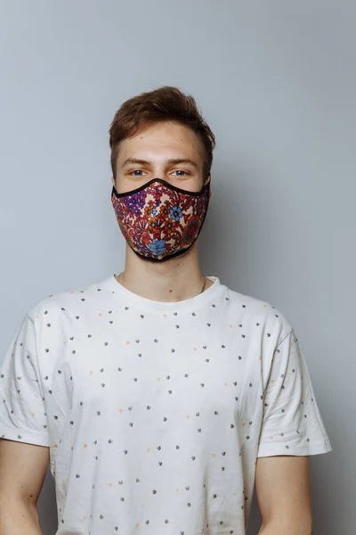 Young Guy Medical Mask White Background Copy Space — Stock Photo, Image