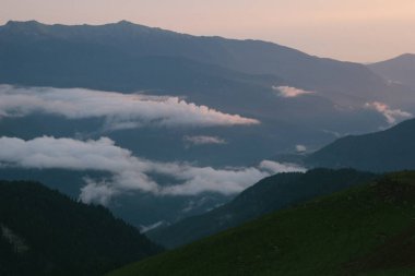 Yazın dağın tepesinde gün batımı