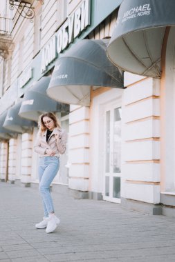 Güzel kız baharda dışarıda vakit geçirir.