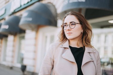 Güzel kız baharda dışarıda vakit geçirir.