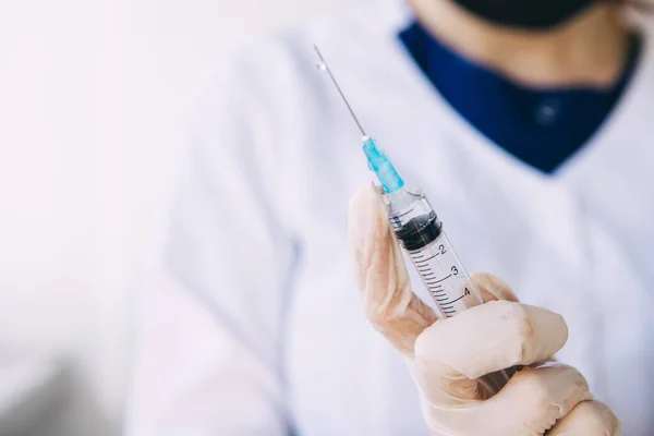 Junger Arzt Hält Medizinische Spritze Mit Medikamenten Coronavirus Der Hand — Stockfoto