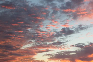 bulutlu pembe turuncu gün batımı bir yaz günü, gökyüzü manzarası, bulut dokusu, masaüstü arkaplanı