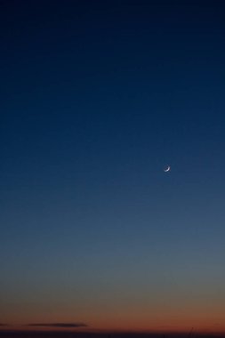 Parlak mavi günbatımı gökyüzünde ay, masaüstünde ekran koruyucu, yeni ay