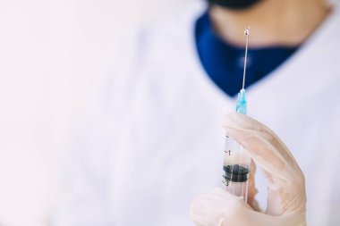 Beyaz önlüklü ve ameliyat kıyafetli genç kadın Coronavirus aşısı, covid-19, salgın, ilaç, karantina, 2020, kopya uzay