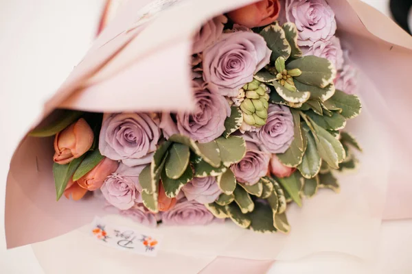 Buquê Rosas Roxas Frescas Uma Bela Embalagem Rosa Pálida Com — Fotografia de Stock