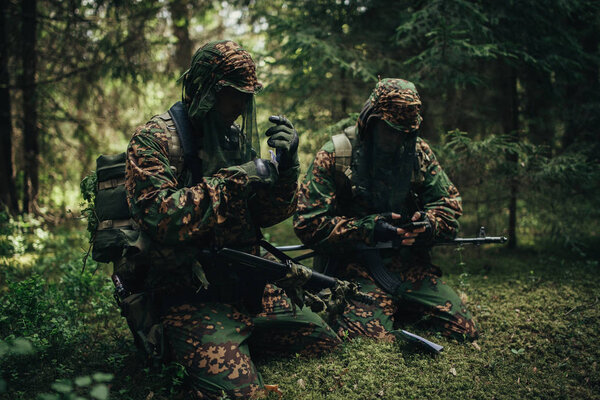 Солдаты спецназа России в лесу
.