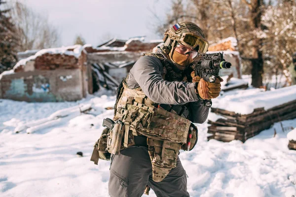 Oficial ruso de la FSB Spetsnaz en equipo de asalto. Soldado de las fuerzas especiales antiterroristas . — Foto de Stock