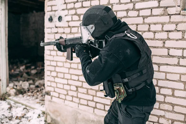 Russischer spetsnaz fsb offizier in angriffsausrüstung. Soldat der Anti-Terror-Spezialeinheiten. — Stockfoto