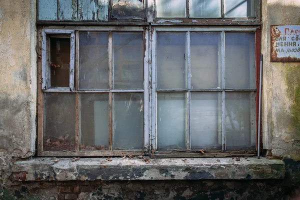 Старый мрачный винтажный промышленный оконный фон . — стоковое фото