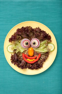 Sebzelerin yapılan komik güler yüz