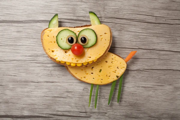 Ekmek ve peynir yapılmış sürpriz kedi 