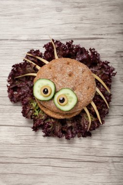 Halloween örümcek yapılmış ekmek ve salata