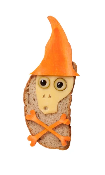 Halloween czaszka w kapeluszu z serem i marchwi — Zdjęcie stockowe