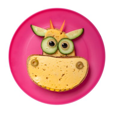 Ekmek ve peynir yapılmış inek