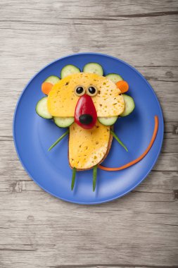 Ekmek, peynir ve sebze yapılmış aslan