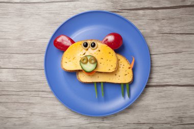 Ekmek ve peynir yapılmış domuz