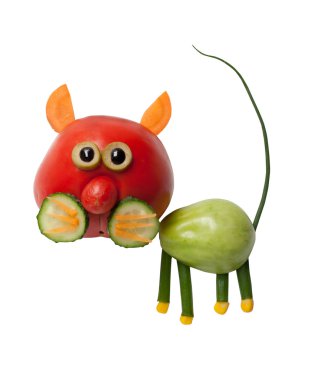 Kırmızı ve yeşil domates yapılan kedi 