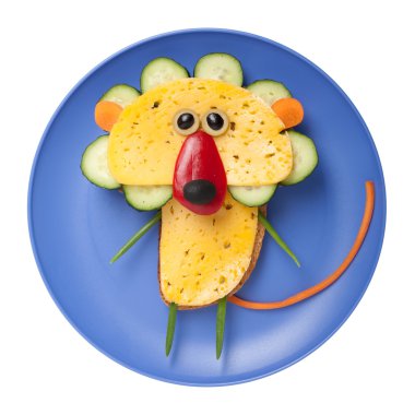 Ekmek, peynir ve sebze yapılmış aslan