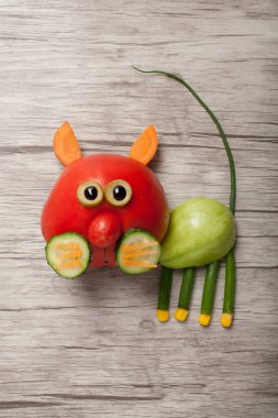 Kırmızı ve yeşil domates yapılan kedi