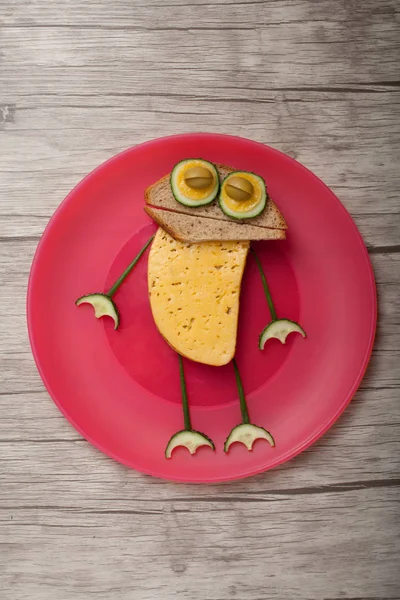 Sapo divertido feito de pão e legumes — Fotografia de Stock