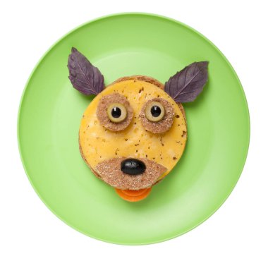 Ekmek ve peynir yapılmış komik köpek