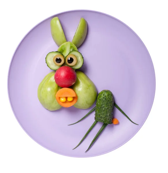 Zabawny królik z zielonych warzyw — Zdjęcie stockowe
