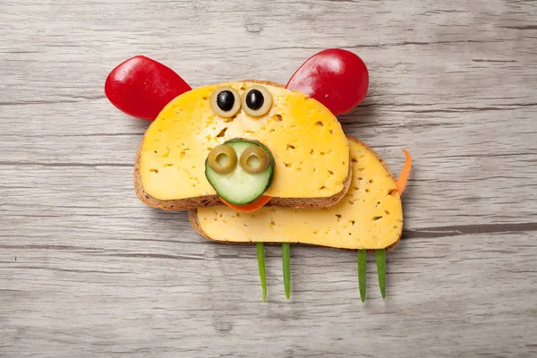 Ekmek ve peynir yapılmış domuz