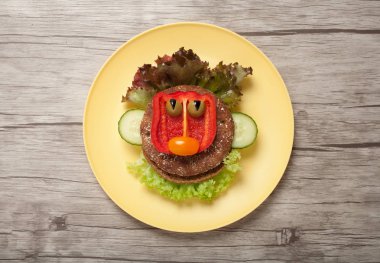 Ekmek ve sebze kızgın yüz yapılmış 