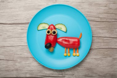 Kırmızı biber yapılan komik köpek 