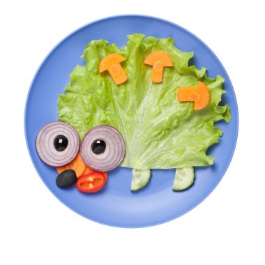 Eğlenceli kirpi sebze mavi plaka üzerinde yapılan