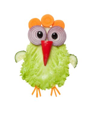 Beyaz arka plan üzerinde taze sebze tavuk yapılan