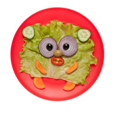 Kırmızı plaka üzerinde taze sebze yapılan komik ayı