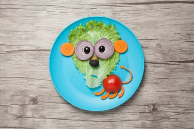 Sebze tabağı ve ahşap yapılmış aslan