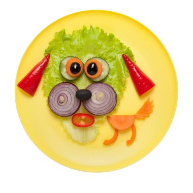 Sarı plaka üzerinde yapılan komik sebze köpek