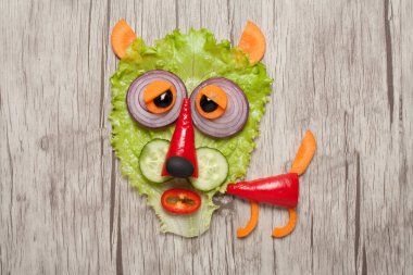 Sebze ahşap masa üzerinde yapılan kurt