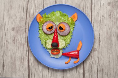 Sebze tabağı ve ahşap yapılmış kurt