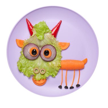 Pembe plaka üzerinde yapılan eğlenceli sebze keçi