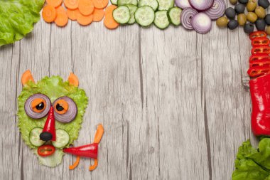 Komik kurt ve sebze ahşap masa