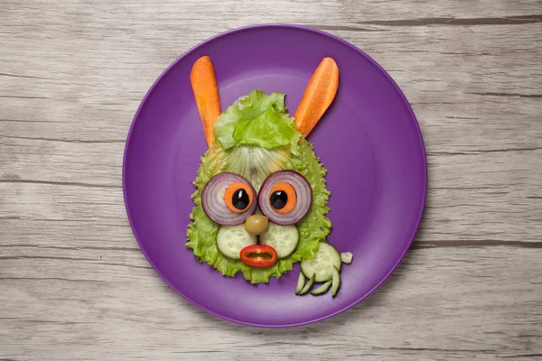 Zabawny królik warzyw na talerz i biurko — Zdjęcie stockowe