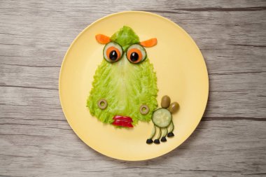 Sürpriz deve sebze ahşap arka plan üzerinde yapılan