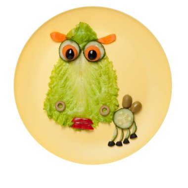 Salata ve salatalık plaka üzerinde yapılmış deve