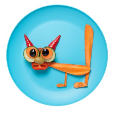 Komik kedi havuç ve salatalık plaka üzerinde yapılmış