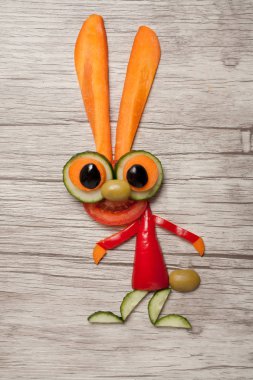 Masada yeşil sebze yapılan tavşan