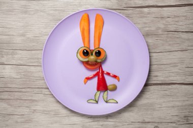 Plaka ve tablo üzerinde yapılan komik sebze tavşan