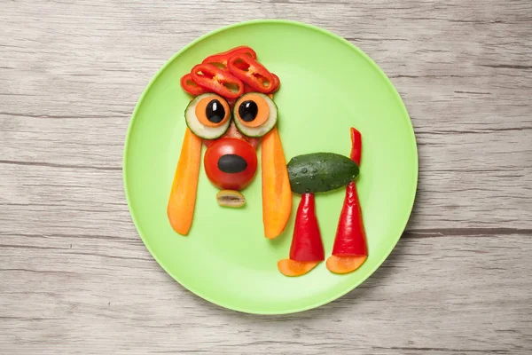 Spaniel hecho de verduras en plato y mesa — Foto de Stock