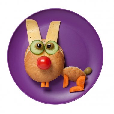 Ekmek, peynir ve sebze mor plaka üzerinde yapılan tavşan