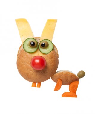 Ekmek, peynir ve sebze izole tavşan yapılmış