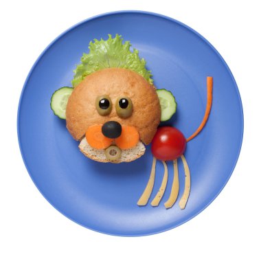 Ekmek ve sebze mavi plaka üzerinde yapılan yavrusu