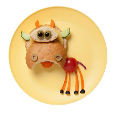 Ekmek ve sebze plaka üzerinde oluşturulan inek